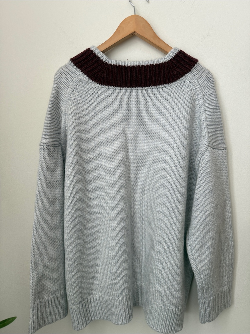 ABERCROMBIE & FITCH
Merino Wool-Blend Contrast V-Neck Sweater Size XL NWT - Picture 2 of 10